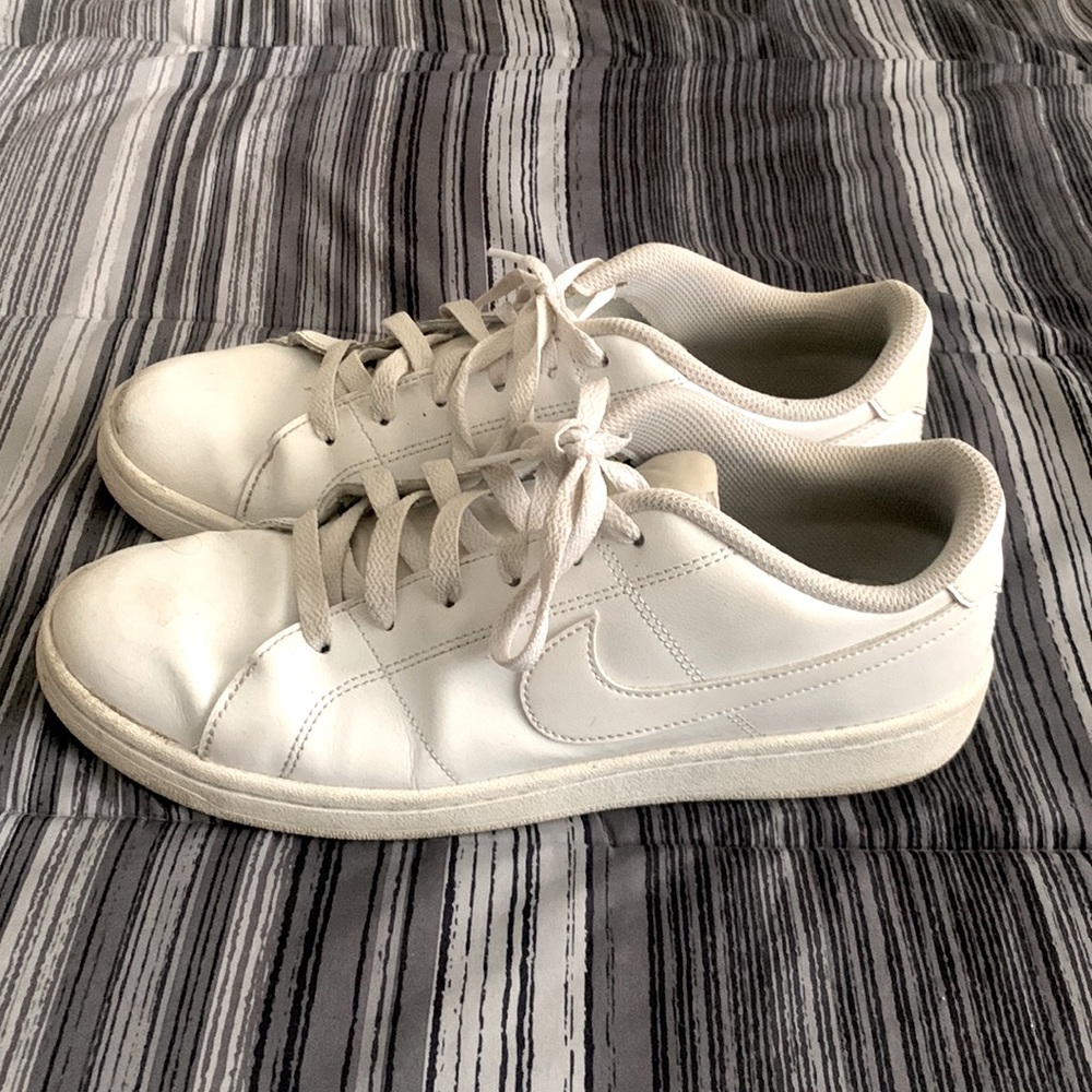 Nike Women’s Tennis Shoes Size 9 (New Condition)
